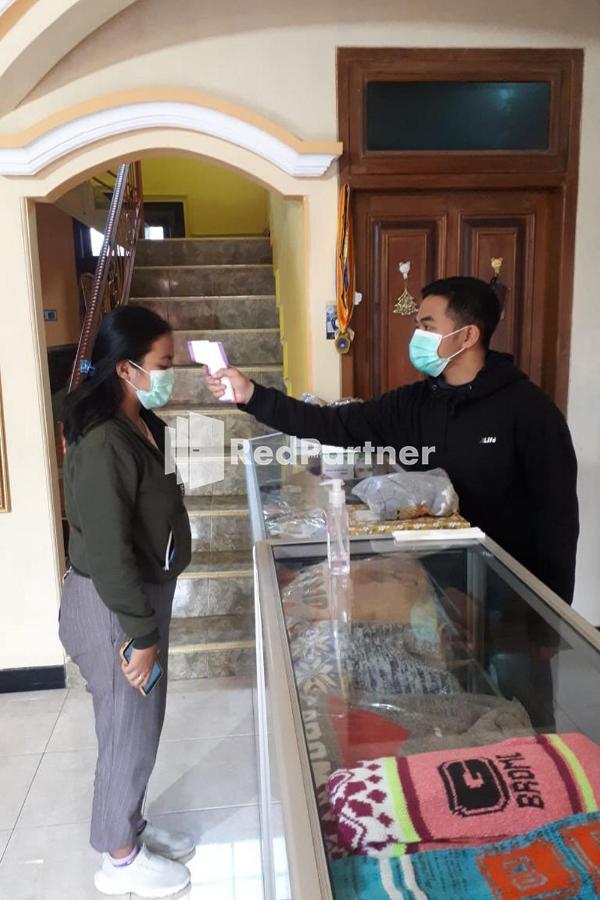 Bromo Indah Lestari Homestay Mitra Reddoorz 岩望 外观 照片