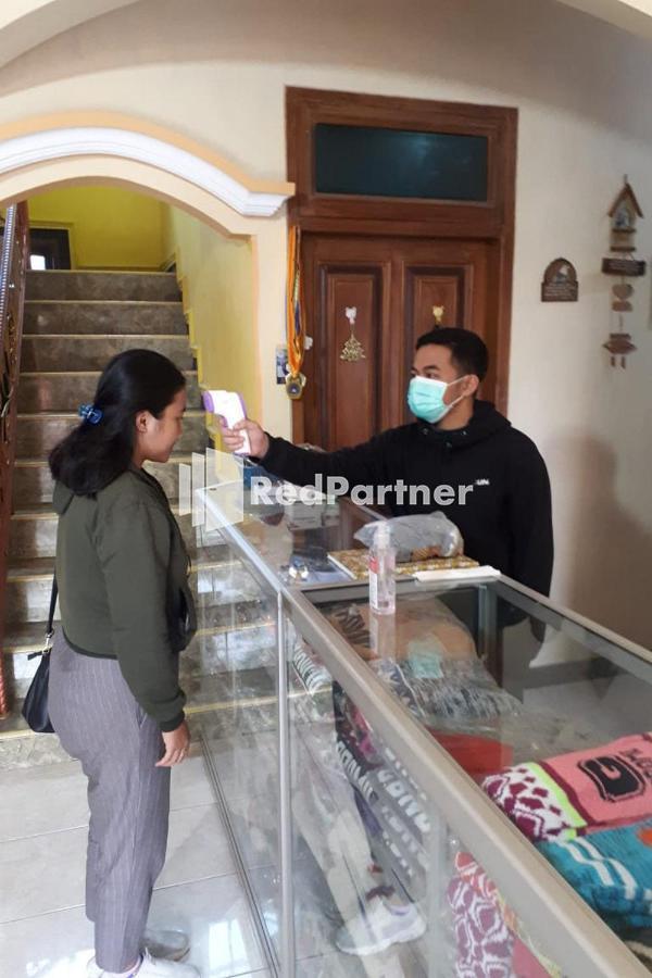 Bromo Indah Lestari Homestay Mitra Reddoorz 岩望 外观 照片