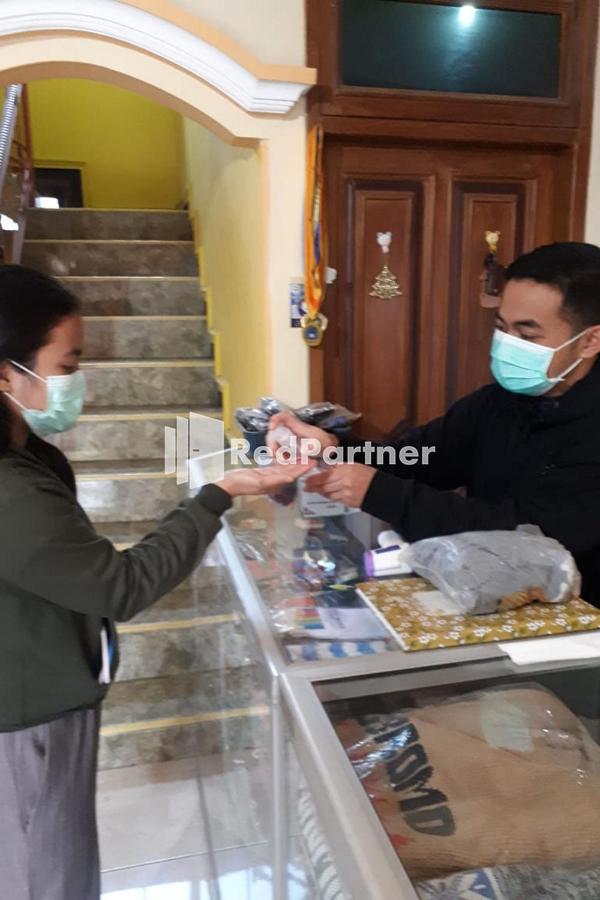 Bromo Indah Lestari Homestay Mitra Reddoorz 岩望 外观 照片